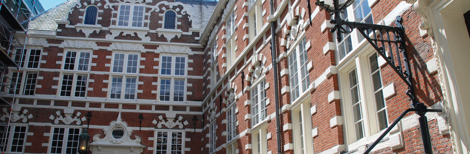 De Universiteit van Amsterdam gaat haar eigen koloniale en slavernijverleden onderzoeken en heeft het NIOD.